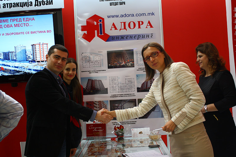 Менаџерите за продажба со купувачи на стан на саемот на недвижности во Скопје