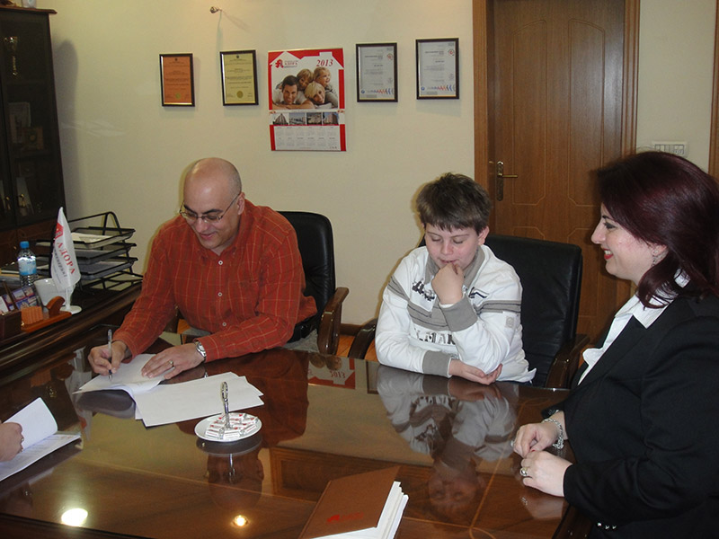 Семејството Ангеловски на потпишувањето на конечниот договор